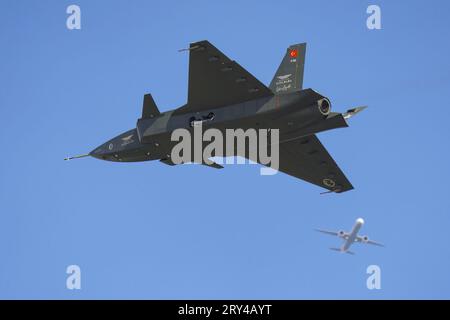 ISTANBUL, TURKIYE - 01. MAI 2023: Baykar Bayraktar Kizilelma wird auf dem Flughafen Istanbul Atatürk während des Teknofestes Istanbul gezeigt Stockfoto