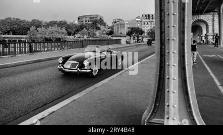 Touristen, die im Sportwagen vorbeifahren, Pont de Bir Hakeim, Paris Frankreich Stockfoto