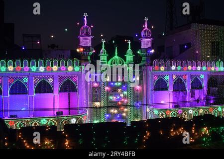 Lahore. September 2023 28. Das Foto, das am 28. September 2023 aufgenommen wurde, zeigt eine Moschee, die beleuchtet wurde, um Eid-e-Milad-un-Nabi, den Geburtstag des islamischen Propheten Mohammed, in Lahore, Pakistan, zu feiern. Quelle: Sajjad/Xinhua/Alamy Live News Stockfoto