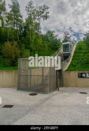 Parken Sie die Seilbahn am Circle, Flughafen Zürich am Flughafen Zürich, Zürich, Schweiz Stockfoto