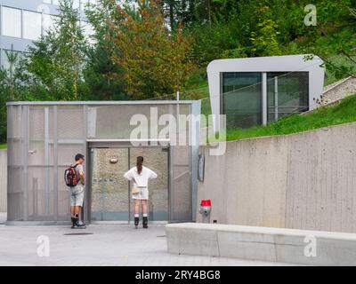 Zwei Rollerblader warten auf die Parkseilbahn am Circle, Flughafen Zürich am Flughafen Zürich, Zürich, Schweiz Stockfoto