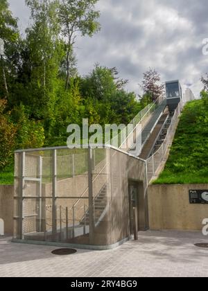 Parken Sie die Seilbahn am Circle, Flughafen Zürich am Flughafen Zürich, Zürich, Schweiz Stockfoto