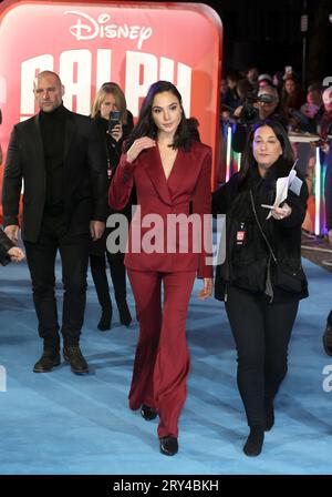 London, Großbritannien. November 2018 25. Gal Gadot nimmt an der europäischen Premiere von „Ralph Breaks the Internet“ auf der Curzon Mayfair in London Teil. (Foto: Fred Duval/SOPA Images/SIPA USA) Credit: SIPA USA/Alamy Live News Stockfoto