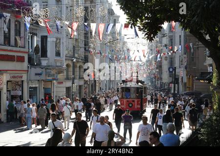 Rote Straßenbahn auf der Istiklal Caddesi (Independence Avenue) in Istanbul, Türkei Stockfoto