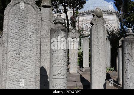 Osmanische Grabsteine auf dem Friedhof der Süleymaniye-Moschee in Istanbul, Türkei Stockfoto