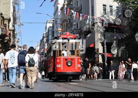 Rote Straßenbahn auf der Istiklal Caddesi (Independence Avenue) in Istanbul, Türkei Stockfoto