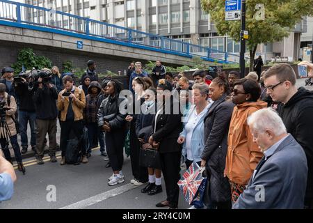 Lokale Leute und Freunde des Opfers nehmen an einer Abendvigil am Ort der tödlichen Messerstecher Teil, an dem Elianne Andam, eine Schülerin der Privatschule des Alten Palastes von John Whitgift, gestern um 8:30 Uhr angegriffen und getötet wurde, als sie aus dem Bus in Croydon stieg. South London, Croydon, London, Großbritannien 28. September 2023 Credit: Jeff Gilbert/Alamy Live News Stockfoto