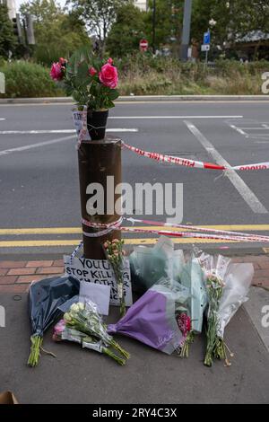 Szene der tödlichen Messerstecherei, bei der Elianne Andam, eine Schülerin der Privatschule Old Palace of John Whitgift, gestern um 8:30 Uhr angegriffen und getötet wurde, als sie am 28. September 2023 in Croydon, South London, Croydon, London, UK aus dem Bus stieg Stockfoto