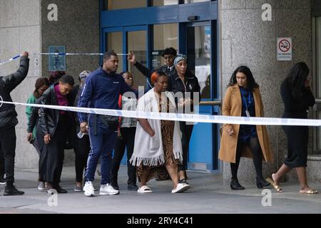 Familie und Freunde des Opfers besuchen den Ort der tödlichen Messerstecherei, an dem Elianne Andam, eine Schülerin an der Privatschule des Old Palace of John Whitgift, gestern um 8:30 Uhr angegriffen und getötet wurde, als sie aus dem Bus in Croydon, South London, Croydon, London, kam. UK 28. September 2023 Credit: Jeff Gilbert/Alamy Live News Stockfoto