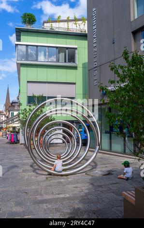 Altstatten, Schweiz - 4. Juli 2023: Im historischen Zentrum von Altstatten, in einzigartiger Wohnlage, befindet sich die Residenz Frauenhof, eine moderne ap Stockfoto