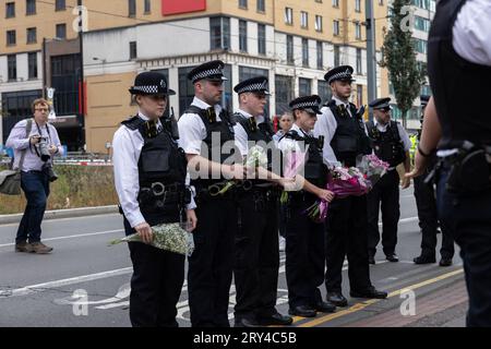 Die Metropolitan Police, einschließlich der Ersthelfer am Tatort der tödlichen Messerstecher, legte Blumen, wo Elianne Andam, eine Schülerin der Privatschule des Old Palace of John Whitgift, gestern um 8:30 Uhr angegriffen und getötet wurde, als sie aus dem Bus in Croydon, South London, Croydon, London stieg. UK 28. September 2023 Credit: Jeff Gilbert/Alamy Live News Stockfoto