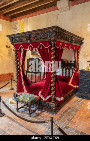 Amboise, Frankreich - 12. August 2023: Das historische Schlafzimmer von Leonardo da Vinci im Clos Luce in Amboise, wo der Künstler die letzten drei Jahre lebte Stockfoto