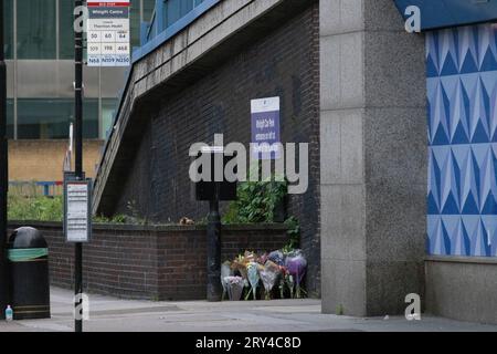 Szene der tödlichen Messerstecherei, bei der Elianne Andam, eine Schülerin der Privatschule Old Palace of John Whitgift, gestern um 8:30 Uhr angegriffen und getötet wurde, als sie am 28. September 2023 in Croydon, South London, Croydon, London, UK aus dem Bus stieg Stockfoto