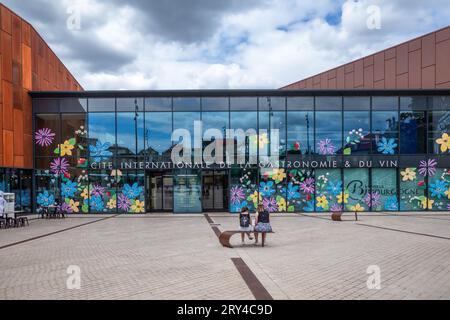 Dijon, Frankreich - 8. August 2023: Das Internationale Zentrum für Gastronomie und Wein im Stadtzentrum von Dijon ist ein Kulturprojekt rund um das Französenland Stockfoto