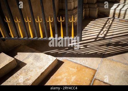 Das Spiel von Schatten und Sonnenlicht auf dem Boden vor der mittelalterlichen Kathedrale in Dijon Stockfoto