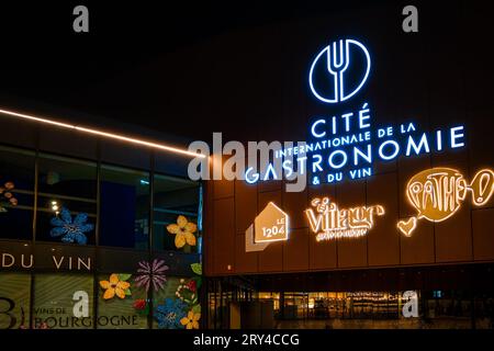 Dijon, Frankreich - 8. August 2023: Das Internationale Zentrum für Gastronomie und Wein im Stadtzentrum von Dijon ist ein Kulturprojekt rund um das Französenland Stockfoto