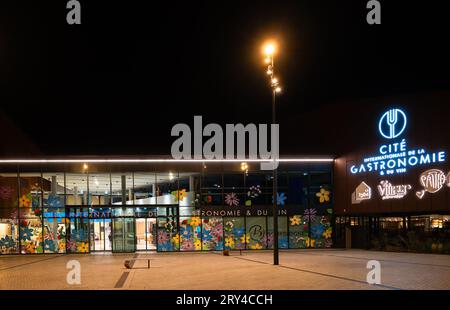 Dijon, Frankreich - 8. August 2023: Das Internationale Zentrum für Gastronomie und Wein im Stadtzentrum von Dijon ist ein Kulturprojekt rund um das Französenland Stockfoto