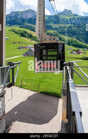 Brulisau, Schweiz - 4. Juli 2023 - die Seilbahn hoher Kasten bringt Sie von Brulisau in acht Minuten auf 1794 Meter über dem Meeresspiegel, wo uniqu Stockfoto