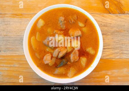 Ein Teller mit dem traditionellen Bograc-Gulasch, einer kulinarischen Spezialität der slowenischen Region Prekmurje und Ungarn Stockfoto