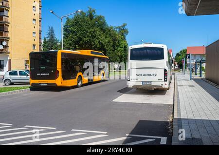 Lenti, Ungarn - 15. Juli 2023: Zwei Busse am Busbahnhof in Lenti Stockfoto