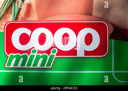 Lenti, Ungarn - 15. Juli 2023: Coop ist eine ungarische Supermarktkette und Einkaufsgruppe mit etwa 5000 Geschäften. Stockfoto