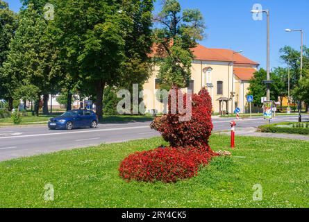 Lenti, Ungarn - 15. Juli 2023: Blumenfuchs im Freien in Lenti, Ungarn - Fuchs aus roten Blumen Stockfoto