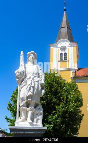 Lenti, Ungarn - 15. Juli 2023: Eine weiße Statue des Heiligen Florian, des Schutzpatrons der Feuerwehrleute Stockfoto