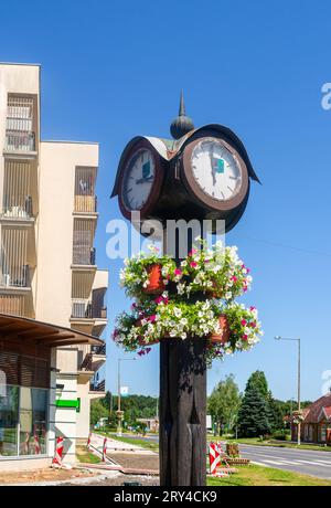 Lenti, Ungarn - 15. Juli 2023: Alte Straßenuhr und Blumendekoration in der Stadt Lenti Stockfoto