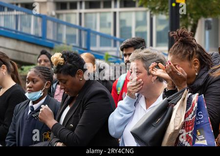 Szene der tödlichen Messerstecherei, bei der Elianne Andam, eine Schülerin der Privatschule Old Palace of John Whitgift, gestern um 8:30 Uhr angegriffen und getötet wurde, als sie am 28. September 2023 in Croydon, South London, Croydon, London, UK aus dem Bus stieg Stockfoto