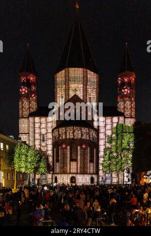 Mainz leuchtet das Late Light Festival, 28.09.2023 Besucher:innen den Dom St. Martin viele Zuschauer:innen filme die Projektion mit ihrem Smartphone ab 28. bis zum 30. September 2023 erstrahlt die Mainzer Innenstadt in besonderem Glanz. Von der Rheingoldhalle bis zum Schillerplatz werden mehrere Gebaeude illuminiert und kuenstlerisch in Szene gesetzt. Verschiedene Licht-Installationen und Video-Projektionen sogenannte Mappings lassen prominente Bauwerke wie den Dom St. Martin, das Staatstheater Mainz, den mainz STORE am Markt, das Rathausplateau/die Rheingoldhalle, das Deutsche Bank-Geba Stockfoto