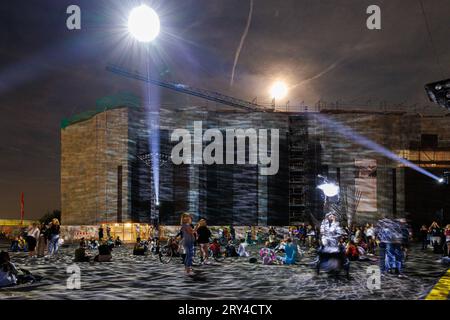 Mainz leuchtet das Late Light Festival, 28.09.2023 der Rathausplatz wird dank einer großen Discokugel von tausenden kleinen Lichtern angestrahlt, die einem die Illusion geben mitten in der Milchstraße zu sitzen oder zu stehen viele Besucher:innen geniessen den Anblick am Boden sitzend oder liegend vom 28. bis zum 30. September 2023 erstrahlt die Mainzer Innenstadt in besonderem Glanz. Von der Rheingoldhalle bis zum Schillerplatz werden mehrere Gebaeude illuminiert und kuenstlerisch in Szene gesetzt. Verschiedene Licht-Installationen und Video-Projektionen sogenannte Mappings lassen Promin Stockfoto