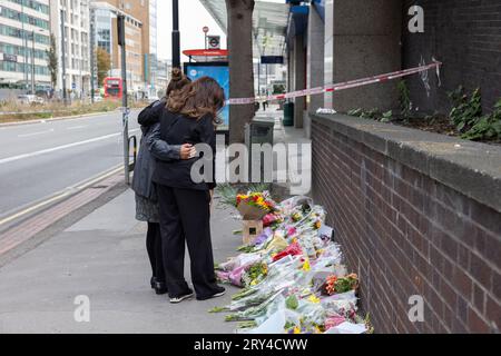 Szene der tödlichen Messerstecherei, bei der Elianne Andam, eine Schülerin der Privatschule Old Palace of John Whitgift, gestern um 8:30 Uhr angegriffen und getötet wurde, als sie am 28. September 2023 in Croydon, South London, Croydon, London, UK aus dem Bus stieg Stockfoto