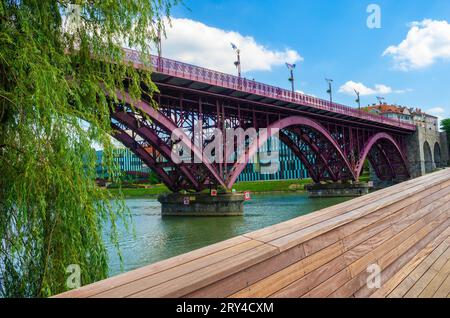 Die Main Bridge ist der offizielle Name der Maribor Bridge, die auch im Volksmund als Old Bridge bekannt ist. Stockfoto
