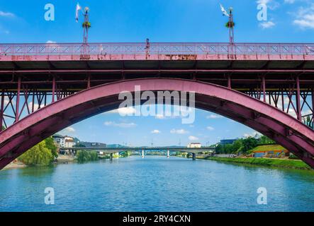 Die Main Bridge ist der offizielle Name der Maribor Bridge, die auch im Volksmund als Old Bridge bekannt ist. Stockfoto