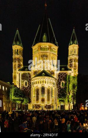 Mainz leuchtet das Late Light Festival, 28.09.2023 Besucher:innen den Dom St. Martin viele Zuschauer:innen filme die Projektion mit ihrem Smartphone ab 28. bis zum 30. September 2023 erstrahlt die Mainzer Innenstadt in besonderem Glanz. Von der Rheingoldhalle bis zum Schillerplatz werden mehrere Gebaeude illuminiert und kuenstlerisch in Szene gesetzt. Verschiedene Licht-Installationen und Video-Projektionen sogenannte Mappings lassen prominente Bauwerke wie den Dom St. Martin, das Staatstheater Mainz, den mainz STORE am Markt, das Rathausplateau/die Rheingoldhalle, das Deutsche Bank-Geba Stockfoto