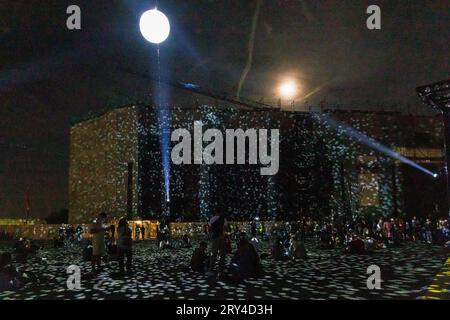 Mainz leuchtet das Late Light Festival, 28.09.2023 der Rathausplatz wird dank einer großen Discokugel von tausenden kleinen Lichtern angestrahlt, die einem die Illusion geben mitten in der Milchstraße zu sitzen oder zu stehen viele Besucher:innen geniessen den Anblick am Boden sitzend oder liegend vom 28. bis zum 30. September 2023 erstrahlt die Mainzer Innenstadt in besonderem Glanz. Von der Rheingoldhalle bis zum Schillerplatz werden mehrere Gebaeude illuminiert und kuenstlerisch in Szene gesetzt. Verschiedene Licht-Installationen und Video-Projektionen sogenannte Mappings lassen Promin Stockfoto