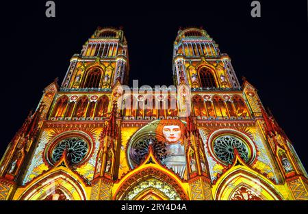 Orleans, Frankreich - 10. August 2023: Großartige Lichtshow im Sommer auf der Kathedrale Sainte-Croix - Holy Cross in Orleans Stockfoto