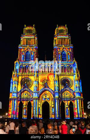 Orleans, Frankreich - 10. August 2023: Großartige Lichtshow im Sommer auf der Kathedrale Sainte-Croix - Holy Cross in Orleans Stockfoto