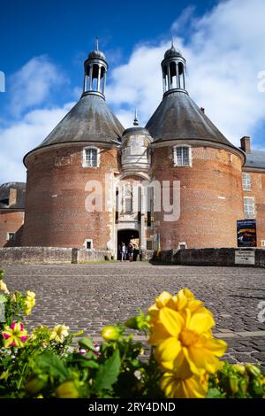 Saint Fargeau, Frankreich - 9. August 2023: Renaissanceschloss Saint-Fargeau aus dem 17. Zentrum im französischen Burgund Stockfoto