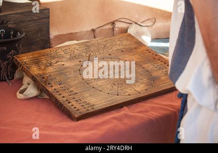 Reenactor liest jährlichen römischen Kalender und Sternzeichen. Wahrsagungsmethoden im antiken rom Stockfoto