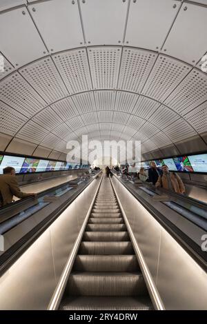 Farringdon Station, die Elizabeth Line, ist eine hybride Hochfrequenz-Nahverkehrsbahn in London und seinen Vororten Stockfoto