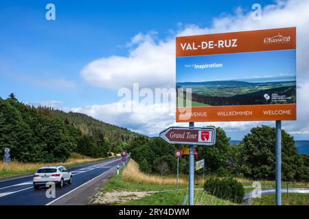 Vue des Alpes, Schweiz - 7. August 2023: Das Val de Ruz ist ein Hochtal im Schweizer Neuchâtel-Jura. Sie liegt zwischen Neuenburg und La CH Stockfoto