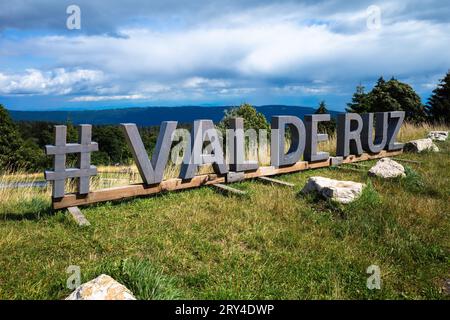 Vue des Alpes, Schweiz - 7. August 2023: Das Val de Ruz ist ein Hochtal im Schweizer Neuchâtel-Jura. Sie liegt zwischen Neuenburg und La CH Stockfoto