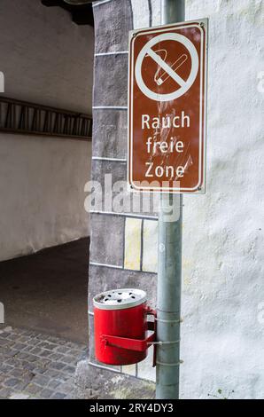 Ein Schild am Ortseingang von Werdenberg mit einer Warnung auf Deutsch - die englische Übersetzung lautet: Rauchfreie Zone Stockfoto