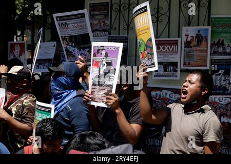 28. September 2023, Naucalpan, Mexiko: Studenten der Ayotzinapa Normal School bei der Pressekonferenz für den Ayotzinapa-Fall außerhalb des Militärlagers 1 in der Gemeinde Naucalpan, Bundesstaat Mexiko. Am 28. September 2023 in Naucalpan, Mexiko (Bild: © Luis Barron/Okularblatt über ZUMA Press Wire) NUR REDAKTIONELLE VERWENDUNG! Nicht für kommerzielle ZWECKE! Stockfoto