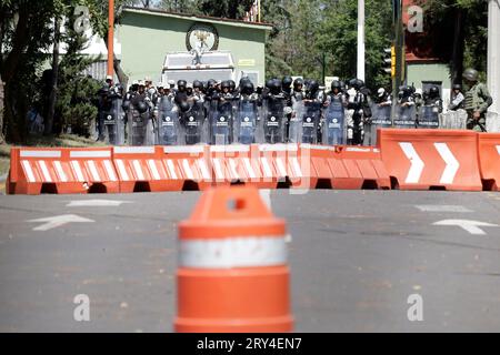 Naucalpan, Bundesstaat Mexiko, Mexiko. September 2023 28. 28. September 2023, Naucalpan, Bundesstaat Mexiko, Mexiko: Militärlager 1, das von Militärangehörigen bewacht wird, da die Eltern der Ayotzinapa-Studenten in der Gemeinde Naucalpan, Bundesstaat Mexiko, untergebracht sind. Am 28. September 2023 in Naucalpan, Mexiko (Foto: Luis Barron/Eyepix Group/SIPA USA). Quelle: SIPA USA/Alamy Live News Stockfoto