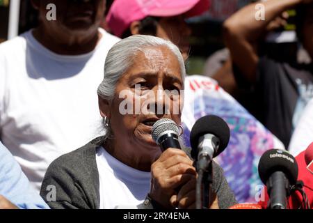 Naucalpan, Bundesstaat Mexiko, Mexiko. September 2023 28. September 28, 2023, Naucalpan, Mexiko: Joaquina Garcia, Mutter von Martin Getsemany Sanchez, auf der Pressekonferenz für den Ayotzinapa-Fall außerhalb des Militärlagers 1 in der Gemeinde Naucalpan, Bundesstaat Mexiko. Am 28. September 2023 in Naucalpan, Mexiko (Foto: Luis Barron/Eyepix Group/SIPA USA). Quelle: SIPA USA/Alamy Live News Stockfoto