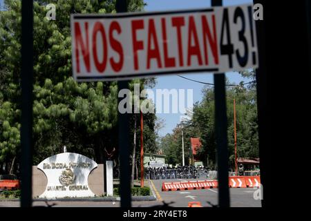 Naucalpan, Bundesstaat Mexiko, Mexiko. September 2023 28. 28. September 2023, Naucalpan, Bundesstaat Mexiko, Mexiko: Militärlager 1, das von Militärangehörigen bewacht wird, da die Eltern der Ayotzinapa-Studenten in der Gemeinde Naucalpan, Bundesstaat Mexiko, untergebracht sind. Am 28. September 2023 in Naucalpan, Mexiko (Foto: Luis Barron/Eyepix Group/SIPA USA). Quelle: SIPA USA/Alamy Live News Stockfoto