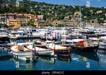 Schöne alte Fischerboote in Santa Margherita, der italienischen Riveria Stockfoto