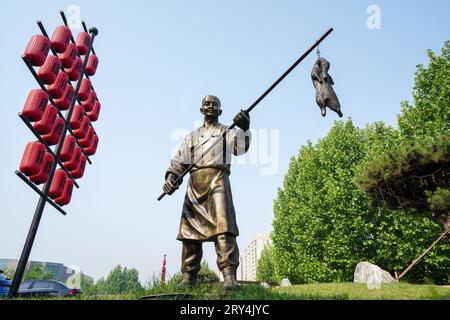 Luannan County, China - 16. Mai 2023: Skulpturen mit traditionellem chinesischen Charakter in einem Park, Nordchina Stockfoto